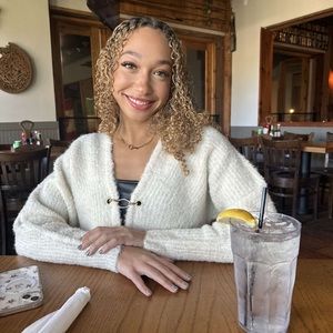 Meet your Posher, Cyera